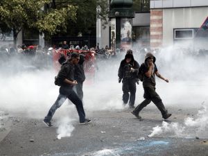 Paris’te Sokaklar Karıştı
