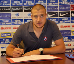 Batuhan Trabzonspor'a imza attı