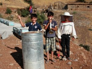 Arıcı Çocukların Borazan Ve Tenekeli Kuş Nöbeti