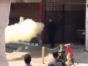 Bıçaklı Saldırgana Yangın Tüpüyle Müdahale