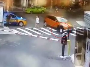 Torununa Tuvaletini Yaptırırken Aracın Altında Kaldılar