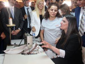 Bakan Dikiş Makinesinin Başına Geçti