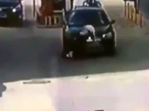 Aracıyla Kadını Böyle Ezdi