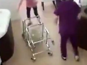Pusetle Oynarken Bebeği Yere Düşürdü