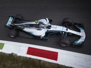 Hamilton Singapur’da Da Yerlerini Korumak İstiyor