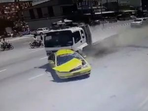 Kamyonet Taksiyi Biçti: 5 Ölü