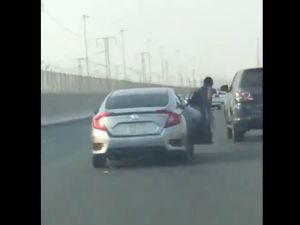 Tartıştığı Sürücüye Vurmak İsterken Yola Düştü