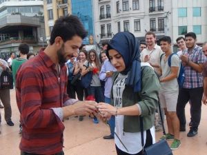 Taksim Meydanında Evlilik Teklifi