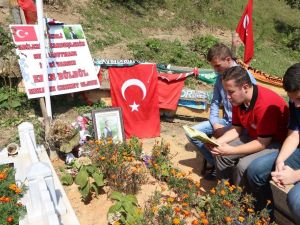 Sınıf Arkadaşları Ve Öğretmenleri Okulun İlk Gününde Şehit Eren Bülbül’ün Kabrini Ziyaret Ettiler