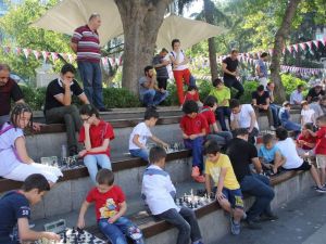 ‘Sokakta Satranç Var’ Projesi Kapsamında Meydan Parkı’nda Yüzlerce Kişi Satranç Oynadı