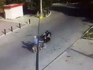 Motosikletler Kafa Kafaya Çarpıştı !