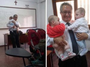 Profesör Kucağında İkiz Bebeklerle Ders Anlattı
