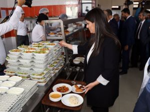 Yemek Sırasında Bakan Var