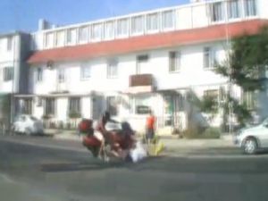 Dikkatsiz Kadın Ve Torununa Motosiklet Çarptı