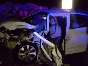 Düğünden Dönen Ailelere Tır Çarptı: 8 Yaralı