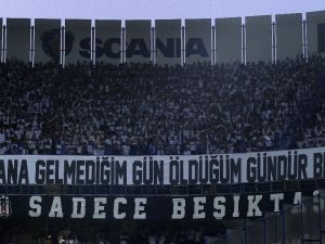 Beşiktaş Tribünü Beyaza Büründü