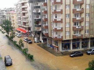 Ev Ve İş Yerlerini Su Bastı, Yollar Ulaşıma Kapandı