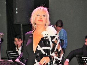 Emel Sayın’ın Zeki Müren Konserinde İzdiham