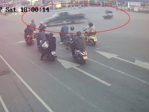 Motosiklet Sürücüsü Metrelerce Sürüklendi