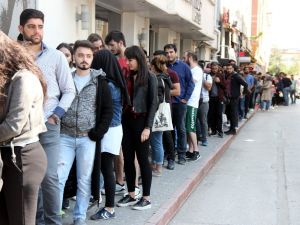 Eğitim Aşkı Metrelerce Kuyruk Oluşturdu