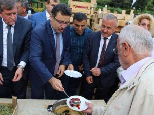 Trabzon’da Bedava Üzüm İzdihamı