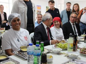 Kılıçdaroğlu İşçilerle Yemek Yedi