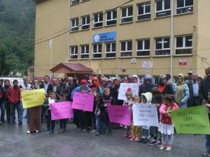 Trabzon’un Yomra İlçesi Madenli Mahallesinde Velilerin Taşımalı Eğitim Tepkisi