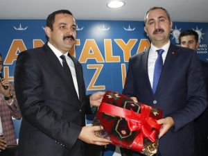 "Tiyatro Trajediyle Başladı, Komediyle Devam Ediyor"