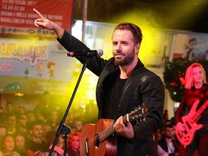 Emre Aydın Konserinde Yumruklar Havada Uçuştu