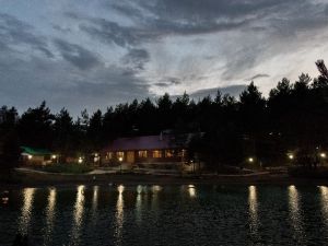 Limni Gölü Gündüz Başka, Gece Başka Güzel