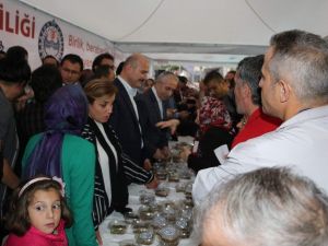 Bakan Süleyman Soylu Trabzon’da Aşure Dağıttı