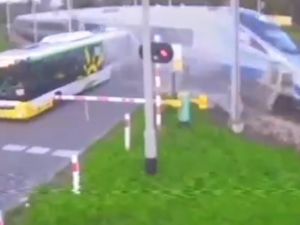 Tren Otobüse Çarptı