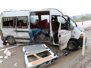 İşçileri Taşıyan Minibüs Devrildi: 16 Yaralı