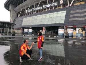 Fanatik Taraftardan İlginç Evlenme Teklifi
