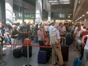 İngiliz Havayolu Şirketi Monarch Airlines İflas Etti