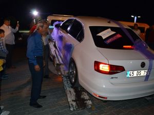 Gelin Ve Damat Çekiciyle Şehir Turu Attı