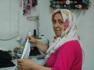3 Dikiş Makinesiyle 3 Çocuk Okutuyor