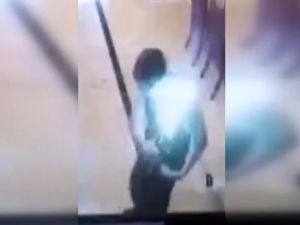 Cebindeki Telefon Patladı, Şok Oldu
