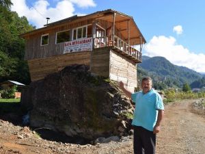 Hayal Ettiği Restoranı Kaya Üzerine İnşa Etti