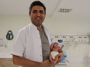 Parmak Bebek Hayata Tutundu