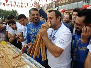 8 Dakikada 10 Metrelik Böreği Mideye İndirdi