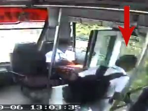 Otobüs İneceği Yerine Geçince Aşağı Atladı