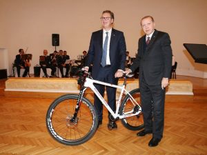Erdoğan’dan Sırp Mevkidaşına Özel Tasarım Bisiklet Hediyesi