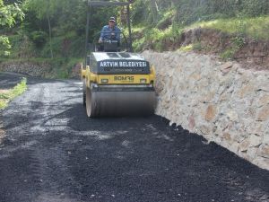 Artvin’de Üç Ayda 500 Ton Asfalt Döküldü