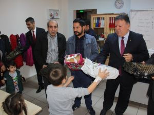 Artvin’de İlköğretim Okulu Öğrencilerine Ayakkabı Dağıtıldı
