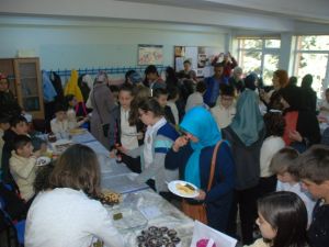 Öğrenciler Sokak Hayvanları İçin Pasta, Börek Sattı