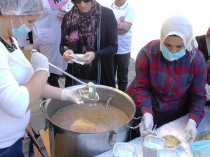 İhl Öğrencilerinden Bin Kişiye Aşure İkramı