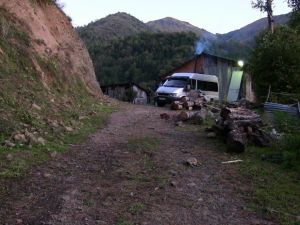 Bir Yıldır Minibüsleri Evlerinin Önünde Mahsur Kaldı