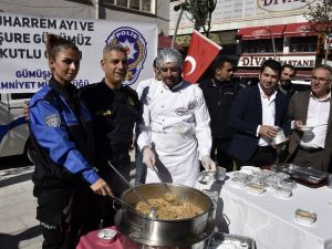 Gümüşhane Emniyetinden Vatandaşlara Aşure İkramı