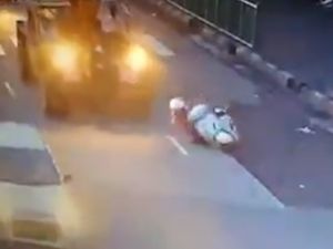 Motosikletli Kadın Vincin Altında Kaldı